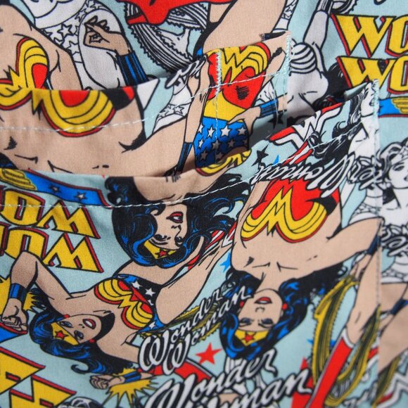 Wonder Woman Comic Art V-Neck Scrubs Top Size M/L - Picture 7 of 10
